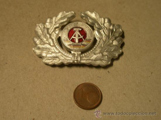 Militaria: Distintivo de gorra de plato RDA - Foto 1