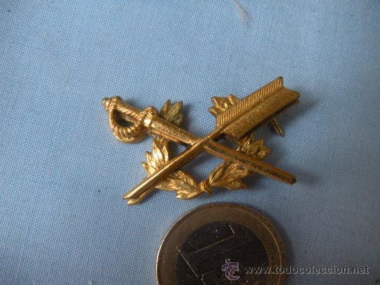 Militaria: INSIGNIA MILITAR DORADA ESPADA Y FLECHA - Foto 1
