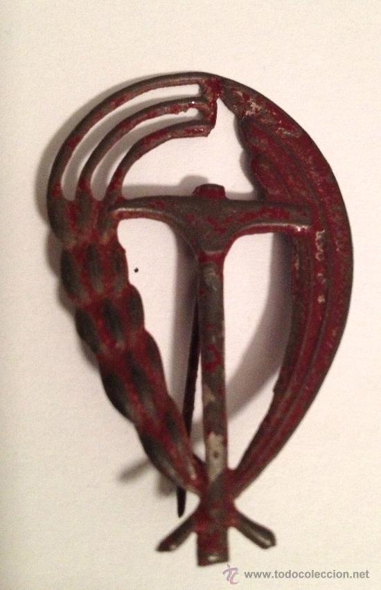 Militaria: DISTINTIVO METALICO DE SINDICATOS DE FALANGE A&Ntilde;OS 40