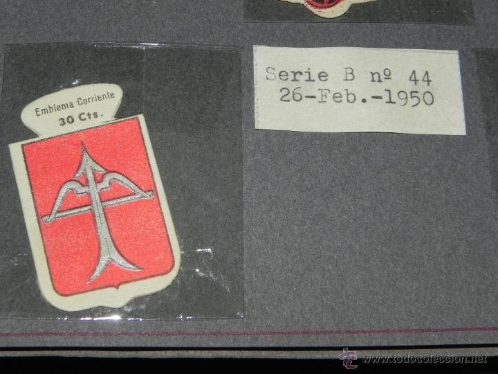 Militaria: EMBLEMA DE AUXILIO SOCIAL, PRECIO 30 CTS, TAMA&Ntilde;O 2,5 X 4 CMS, SERIE B, NUMERO 44, 26 FEBRERO DE 1950