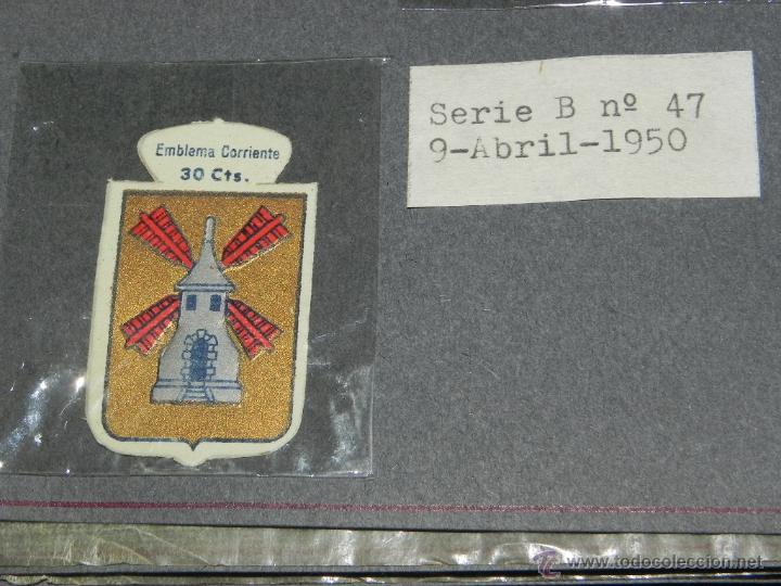 Militaria: EMBLEMA DE AUXILIO SOCIAL, PRECIO 30 CTS, TAMA&Ntilde;O 2,5 X 4 CMS, SERIE B, NUMERO 47, 9 ABRIL DE 1950