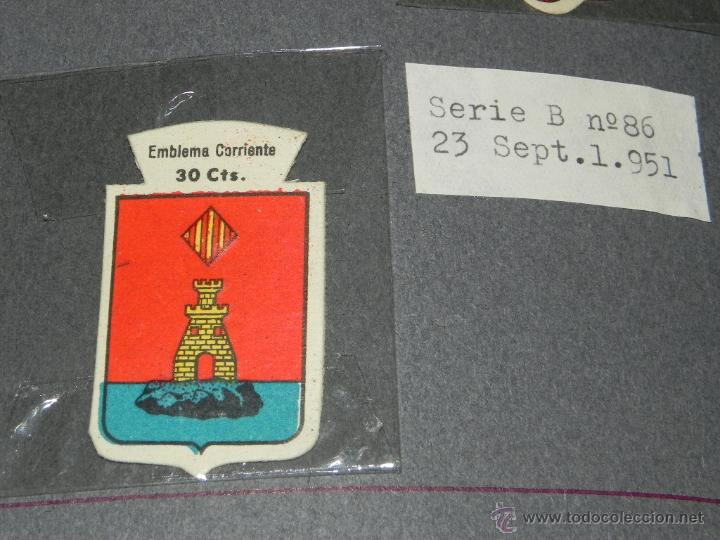 Militaria: EMBLEMA DE AUXILIO SOCIAL, PRECIO 30 CTS, TAMA&Ntilde;O 2,5 X 4 CMS, SERIE B, NUMERO 86, 23 SEPTIEMBRE DE 1