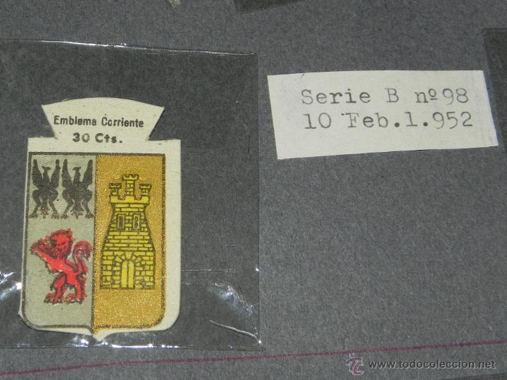 Militaria: EMBLEMA DE AUXILIO SOCIAL, PRECIO 30 CTS, TAMA&Ntilde;O 2,5 X 4 CMS, SERIE B, NUMERO 98, 10 FEBRERO DE 1952