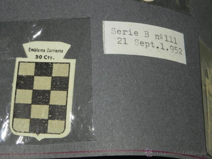 Militaria: EMBLEMA DE AUXILIO SOCIAL, PRECIO 30 CTS, TAMA&Ntilde;O 2,5 X 4 CMS, SERIE B, NUMERO 111, 21 SEPTIEMBRE DE