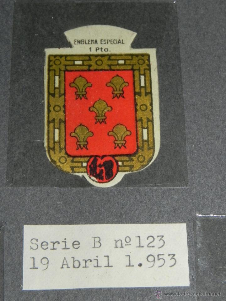 Militaria: EMBLEMA DE AUXILIO SOCIAL, PRECIO 1 PESETA, TAMA&Ntilde;O 3 X 5 CMS, SERIE B, NUMERO 123, 19 ABRIL DE 1953,