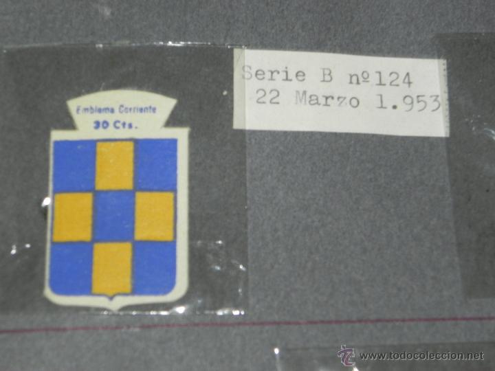 Militaria: EMBLEMA DE AUXILIO SOCIAL, PRECIO 30 CTS, TAMA&Ntilde;O 2,5 X 4 CMS, SERIE B, NUMERO 124, 22 MARZO DE 1953
