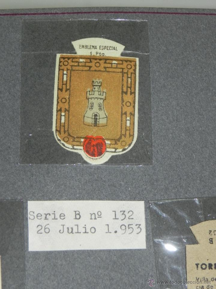 Militaria: EMBLEMA DE AUXILIO SOCIAL, PRECIO 1 PESETA, TAMA&Ntilde;O 3 X 5 CMS, SERIE B, NUMERO 132, 26 JULIO DE 1953,