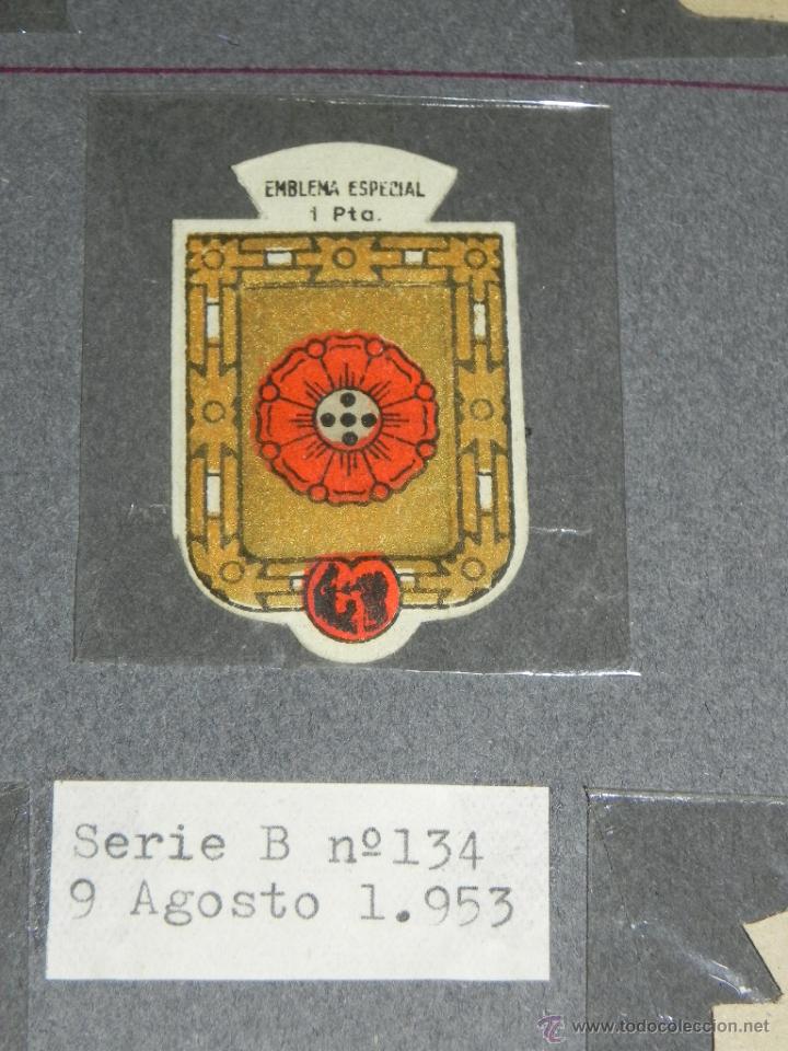 Militaria: EMBLEMA DE AUXILIO SOCIAL, PRECIO 1 PESETA, TAMA&Ntilde;O 3 X 5 CMS, SERIE B, NUMERO 134, 9 AGOSTO DE 1953,