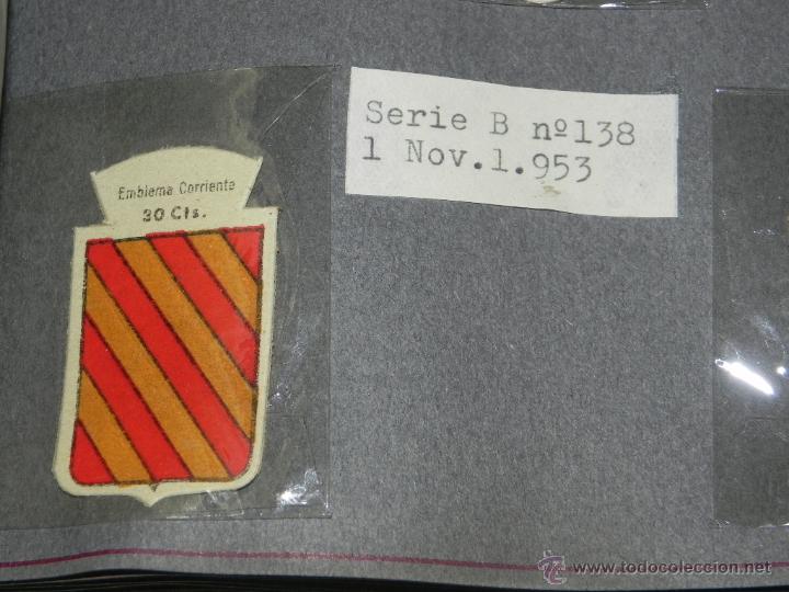 Militaria: EMBLEMA DE AUXILIO SOCIAL, PRECIO 30 CTS, TAMA&Ntilde;O 2,5 X 4 CMS, SERIE B, NUMERO 138, 1 NOVIEMBRE DE 19