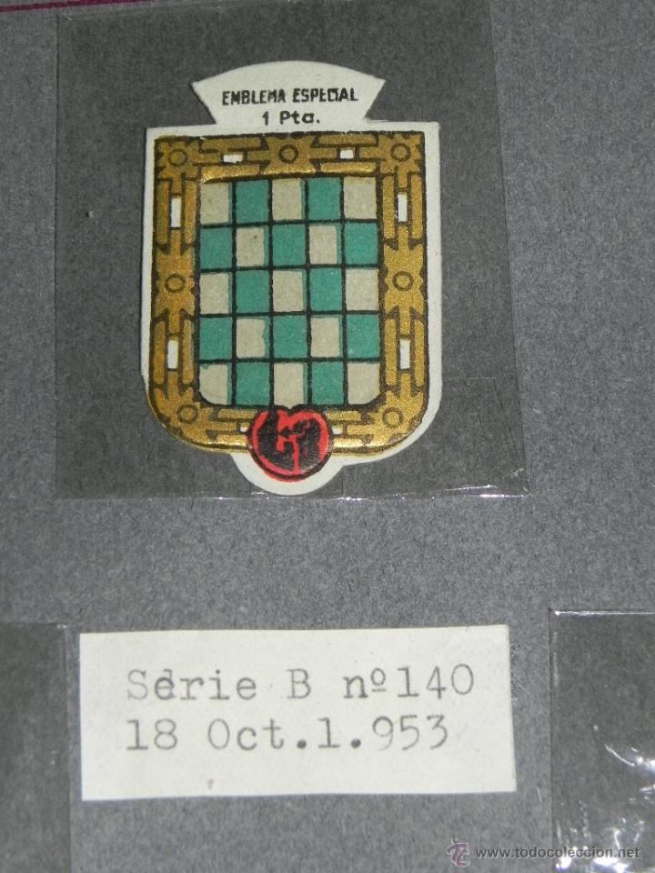 Militaria: EMBLEMA DE AUXILIO SOCIAL, PRECIO 1 PESETA, TAMA&Ntilde;O 3 X 5 CMS, SERIE B, NUMERO 140, 18 OCTUBRE DE 195