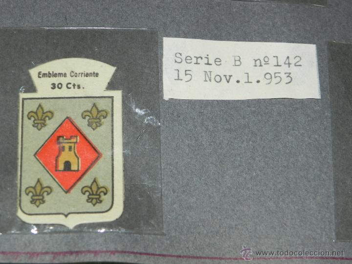 Militaria: EMBLEMA DE AUXILIO SOCIAL, PRECIO 30 CTS, TAMA&Ntilde;O 2,5 X 4 CMS, SERIE B, NUMERO 142, 15 NOVIEMBRE DE 1