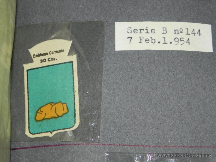 Militaria: EMBLEMA DE AUXILIO SOCIAL, PRECIO 30 CTS, TAMA&Ntilde;O 2,5 X 4 CMS, SERIE B, NUMERO 144, 7 FEBRERO DE 1954