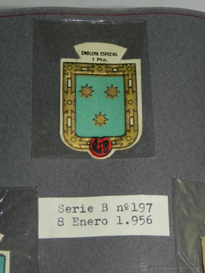 Militaria: EMBLEMA DE AUXILIO SOCIAL, PRECIO 1 PESETA, TAMA&Ntilde;O 3 X 5 CMS, SERIE B, NUMERO 197, 8 ENERO DE 1956,