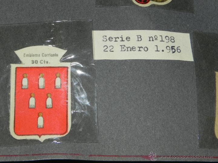 Militaria: EMBLEMA DE AUXILIO SOCIAL, PRECIO 30 CTS, TAMA&Ntilde;O 2,5 X 4 CMS, SERIE B, NUMERO 198, 22 enero DE 1956