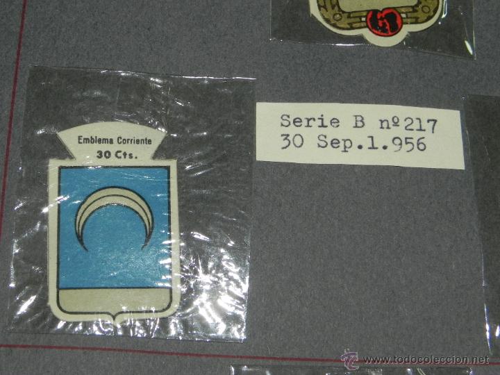 Militaria: EMBLEMA DE AUXILIO SOCIAL, PRECIO 30 CTS, TAMA&Ntilde;O 2,5 X 4 CMS, SERIE B, NUMERO 217, 30 SEPTIEMBRE DE
