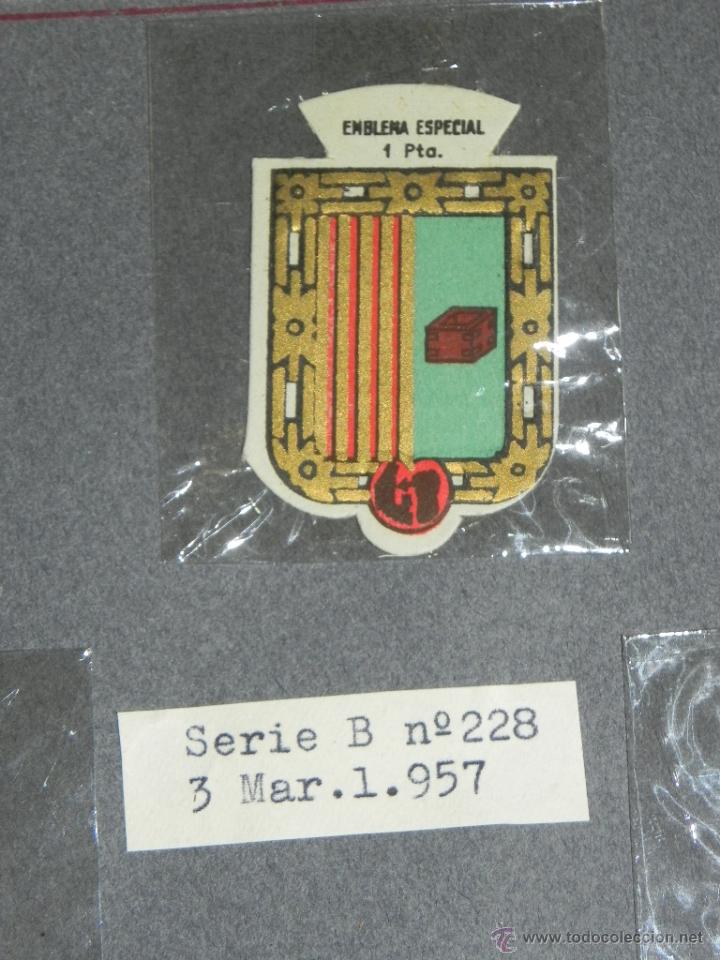 Militaria: EMBLEMA DE AUXILIO SOCIAL, PRECIO 1 PESETA, TAMA&Ntilde;O 3 X 5 CMS, SERIE B, NUMERO 228, 3 MARZO DE 1957,