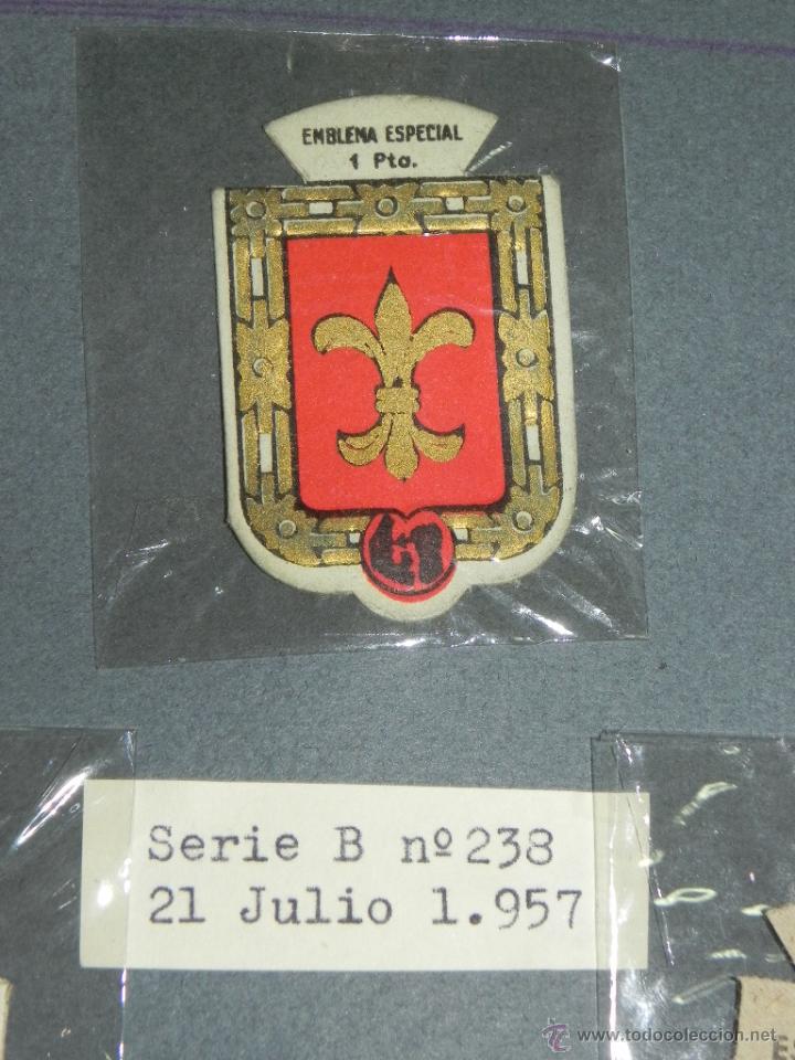 Militaria: EMBLEMA DE AUXILIO SOCIAL, PRECIO 1 PESETA, TAMA&Ntilde;O 3 X 5 CMS, SERIE B, NUMERO 238, 21 JULIO DE 1957,