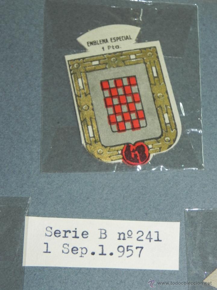 Militaria: EMBLEMA DE AUXILIO SOCIAL, PRECIO 1 PESETA, TAMA&Ntilde;O 3 X 5 CMS, SERIE B, NUMERO 241, 1 SEPTIEMBRE DE 1