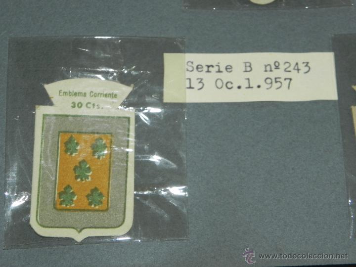 Militaria: EMBLEMA DE AUXILIO SOCIAL, PRECIO 30 CTS, TAMA&Ntilde;O 2,5 X 4 CMS, SERIE B, NUMERO 243, 13 OCTUBRE DE 195