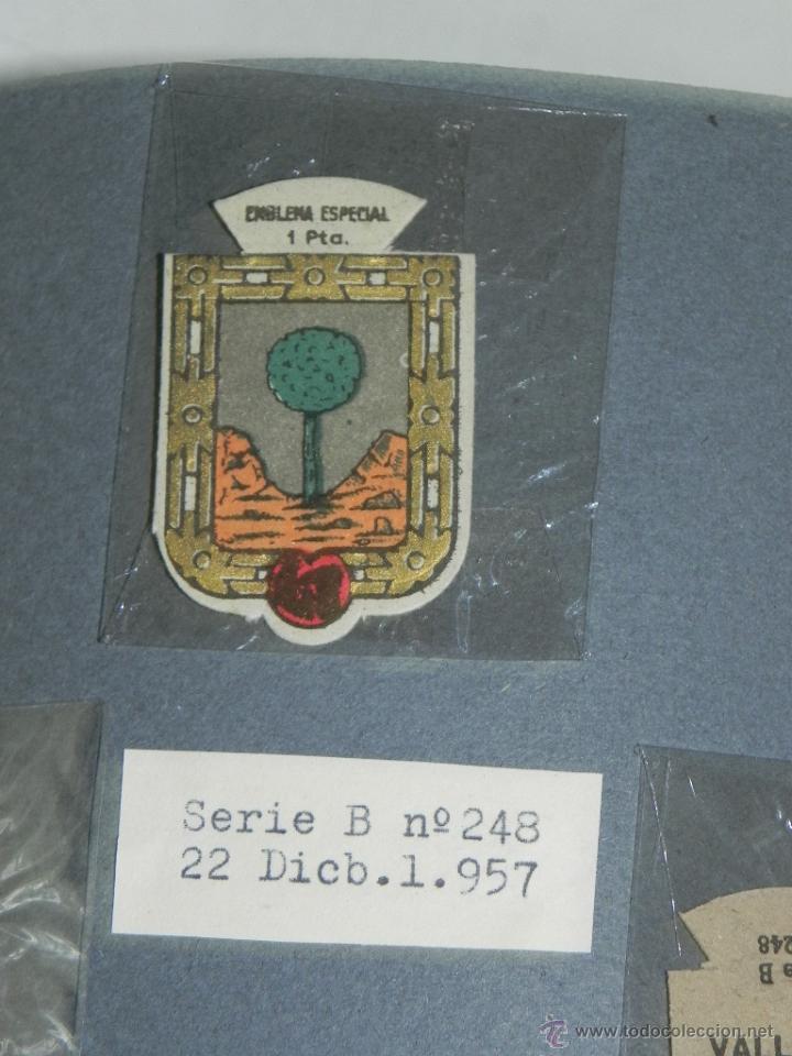 Militaria: EMBLEMA DE AUXILIO SOCIAL, PRECIO 1 PESETA, TAMA&Ntilde;O 3 X 5 CMS, SERIE B, NUMERO 248, 22 DICIEMBRE DE 1