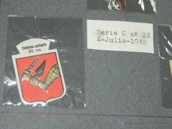 Militaria: EMBLEMA DE AUXILIO SOCIAL, PRECIO 30 CTSA, TAMA&Ntilde;O 2,5 X 4 CMS, SERIE C, NUMERO 22, 4 JULIO DE 1948
