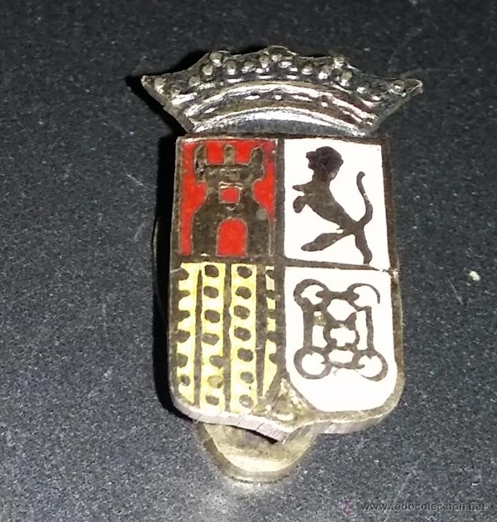 Militaria: INSIGNIA DE SOLAPA CON ESCUDO DE CASTILLA Y LEON EPOCA DE FRANCO