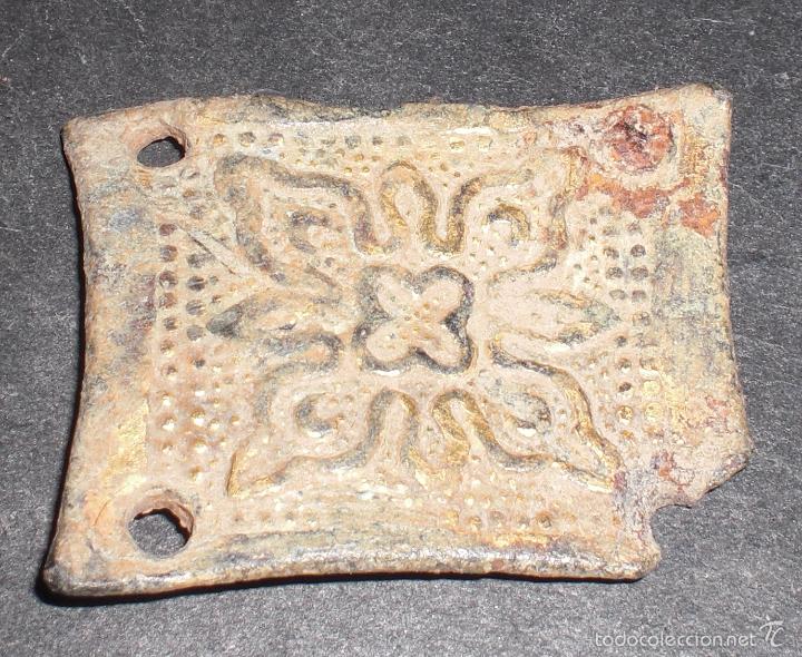 Militaria: Antigua insignia sobredorada