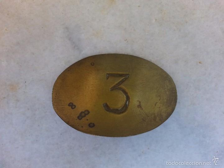 Militaria: ANTIGUA INSIGNIA MILITAR DE METAL CON EL NUMERO 3