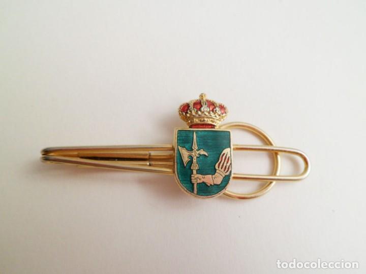 Militaria: Alfiler de corbata. Brazo de los Tercios con alabarda