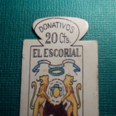 Militaria: ESCUDO - EMBLEMA - AUXILIO SOCIAL - DONATIVOS - MADRID - EL ESCORIAL - 20 CTS - 1951