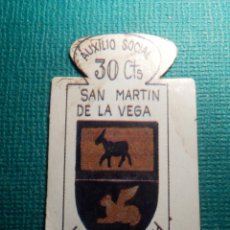 Militaria: ESCUDO - EMBLEMA - AUXILIO SOCIAL - DONATIVOS - MADRID - SAN MARTIN DE LA VEGA - 30 CTS - 1951