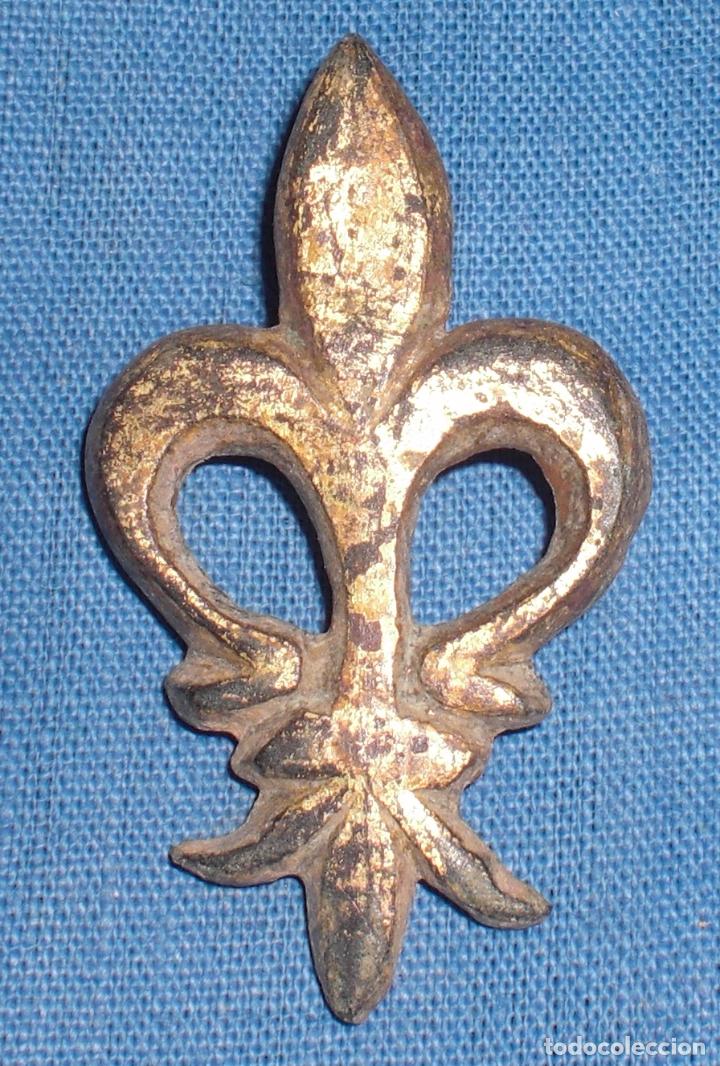 Militaria: Insignia sobredorada Flor de Lys - Foto 1
