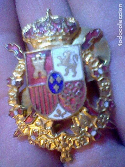 Militaria: INSIGNIA GORRA GORRO ESMALTE ESCUDO BAJO CORONA ENTRE LAUREL