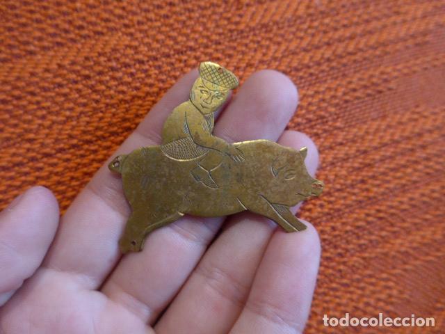 Militaria: Antigua rara insignia de arabe encima de cerdo, creo de regulares o tropas moras.