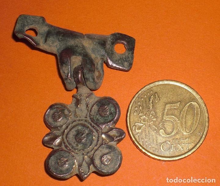 Militaria: Antigua insignia sobredorada - Foto 2