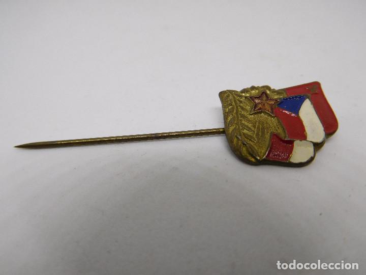 Military Antiques: Insignia antigua con banderas rusa y checa