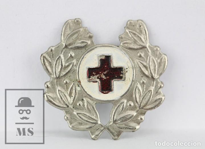 Military Antiques: Antigua Insignia de la Cruz Roja - Ramas de Laurel y Cruz - Medidas 22 x 21 mm