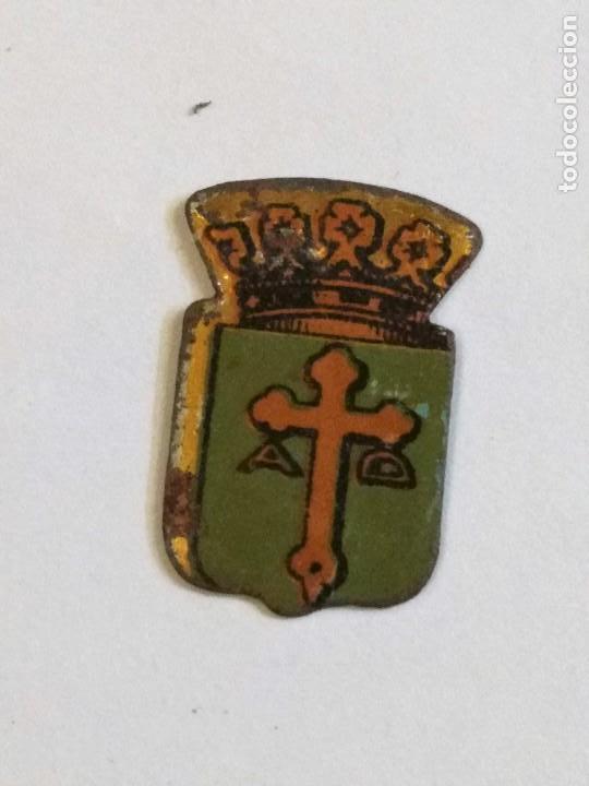 Militaria: Emblema de auxilio social metal hierro escudo de Asturias falta aguja Oviedo