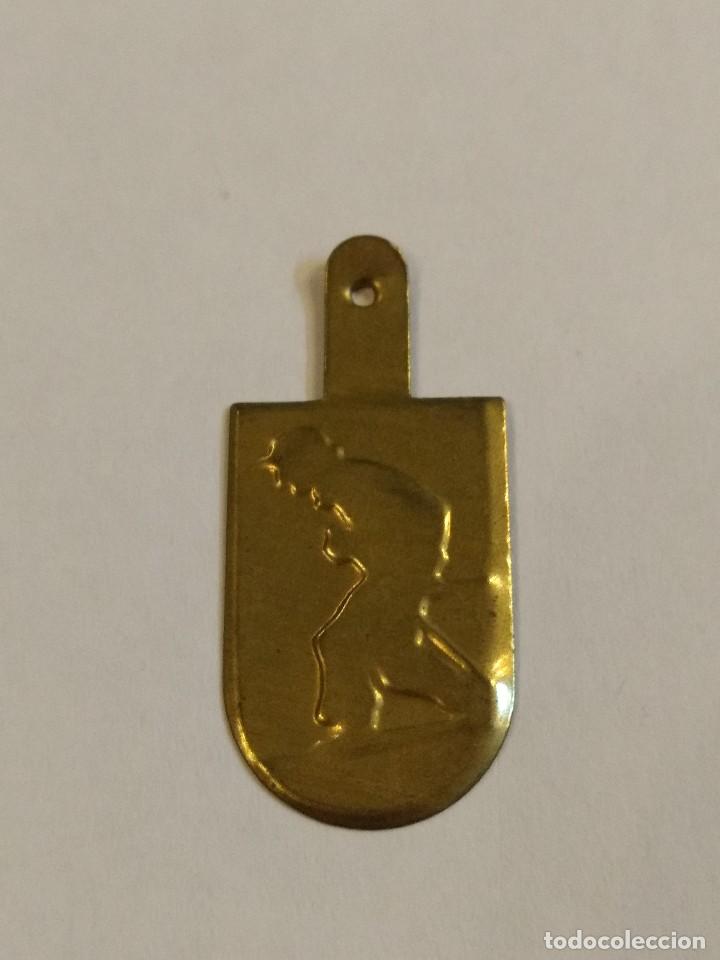 Militaria: Emblema auxilio social de solapa Serie IV deportes n&ordm; 3 esqu&iacute; lat&oacute;n.