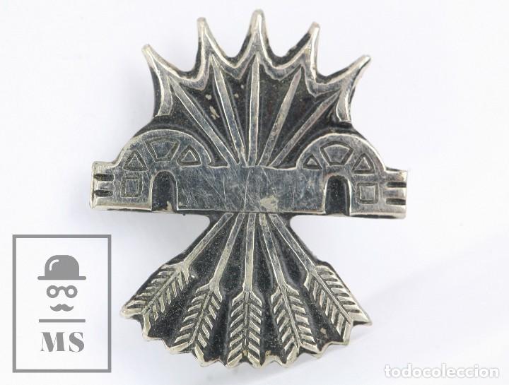 Military Antiques: Insignia Militar de Aguja - Emblema de falange Espa&ntilde;ola / Yugo y Flechas - Medidas 19 x 21 mm