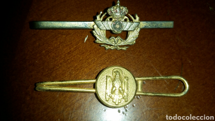 Militaria: Dos alfileres de corbata una de la Polic&iacute;a Armada y el otro no s&eacute; de qu&eacute; es