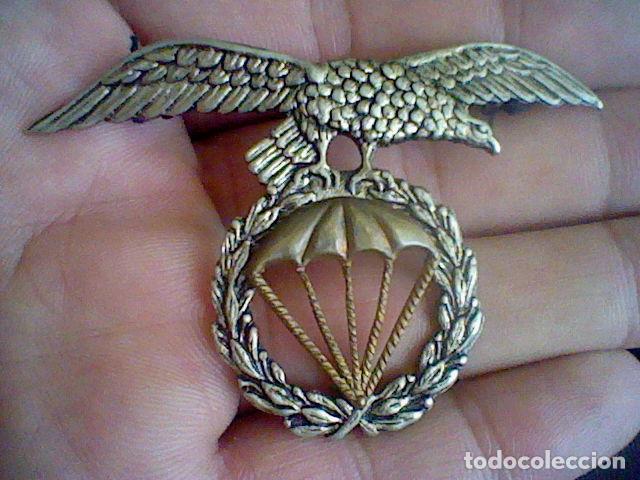 Militaria: PARACAIDISMO INSIGNIA EMBLEMA AGUILA SOBRE PARACAIDAS ENTRE LAURELES
