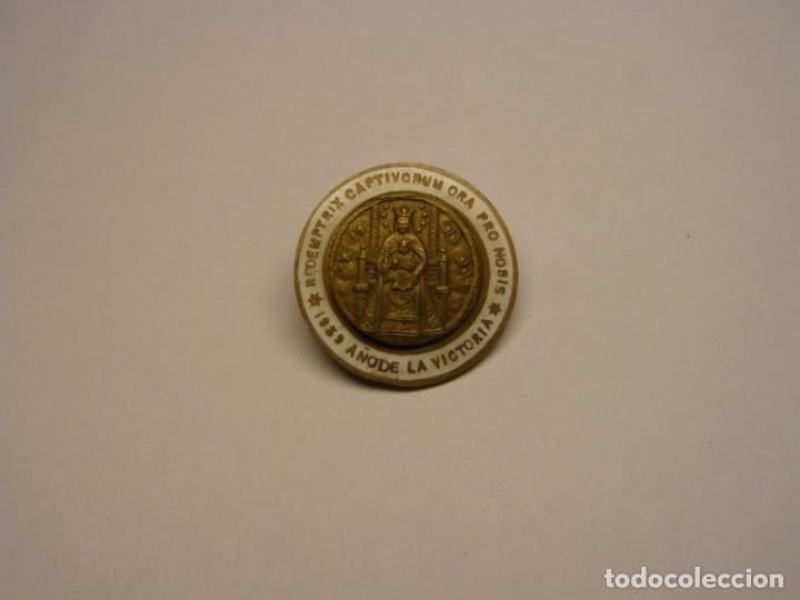 Militaria: Insignia redenci&oacute;n de cautivos, prisioneros de guerra, Guerra Civil Espa&ntilde;ola, a&ntilde;o 1939.