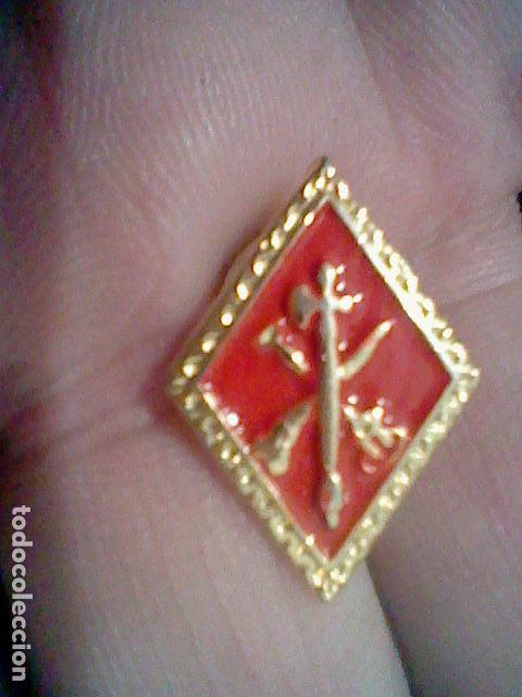 Militaria: LEGION ROMBO FONDO ROJO LOGO BORDE DORADO PINTURA LACADA PIN