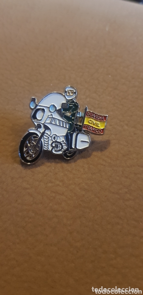 Military Antiques: Pin de la Guardia Civil de Tr&aacute;fico