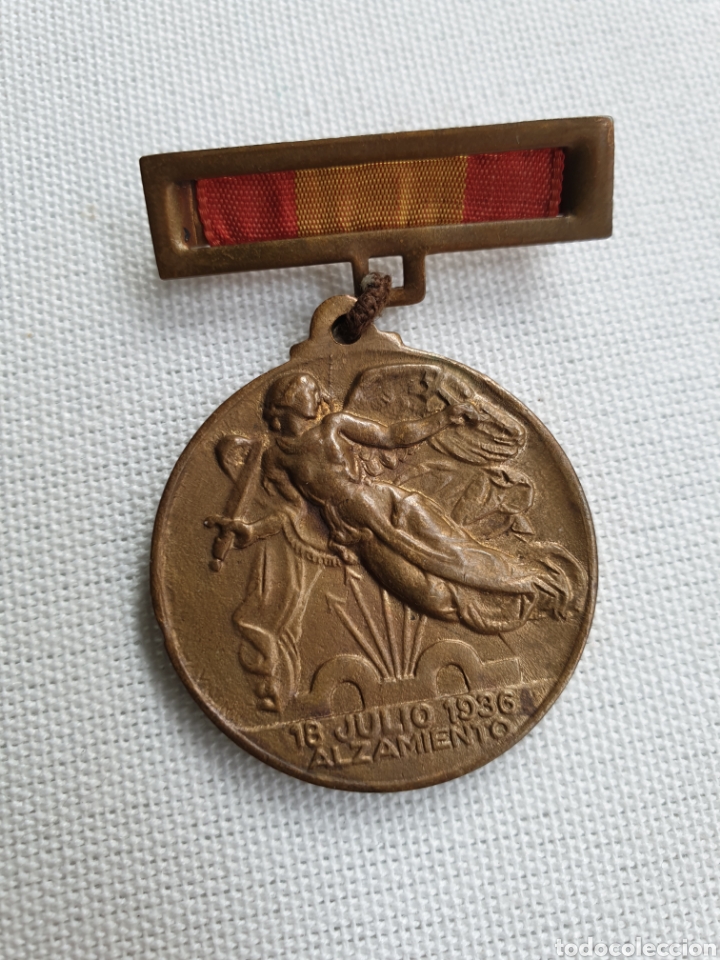 Militaria: Medalla alzamiento 18 Julio 1936 de la guerra civil 1 abril 1939 Victoria