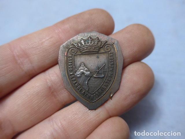 Militaria: Antigua insignia de montgat, policia o ayuntamiento, original.