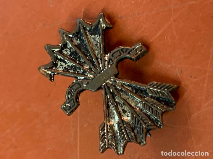Militaria: Antigua insignia de la falange, con el yugo y las flechas. Mide unos 2cms de alto