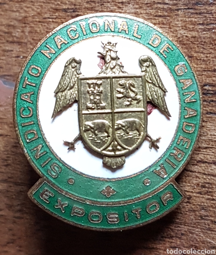 Militaria: Rara insignia Sindicato Nacional de Ganaderia Expositor