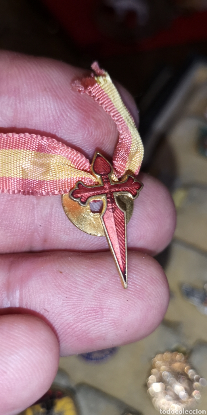 Militaria: Antigua insignia de la Orden de Santiago para solapa con cinta con la bandera de Espa&ntilde;a esmaltada